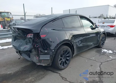 2023 Tesla Model Y Awd/Long Range Dual Motor All-Wheel Drive z USA, uszkodzony, nr VIN 7SAYGDEE0PF689630